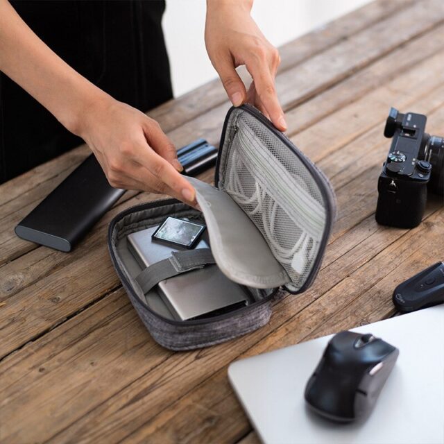 Petite trousse pour câble et chargeur