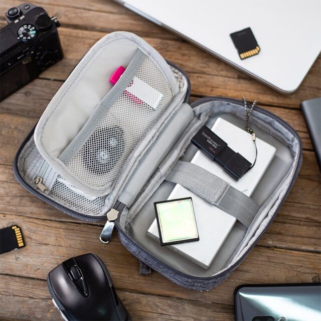 Petite trousse pour câble ordinateur